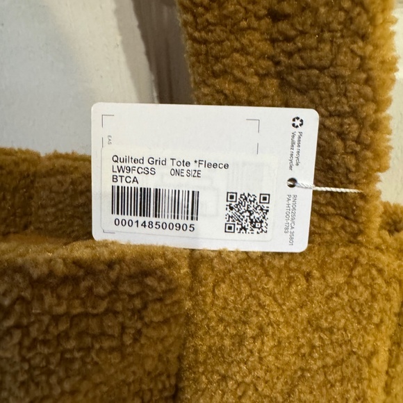 NEW WITH TAGS LULULEMON QUILTED GRID TOTE/ FLEECE XL/ 26L - Picture 3 of 7